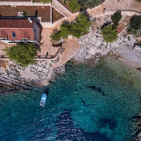 Secluded Fisherman's Cove Golubinka, Hvar - 14344 * Zastrazisce
